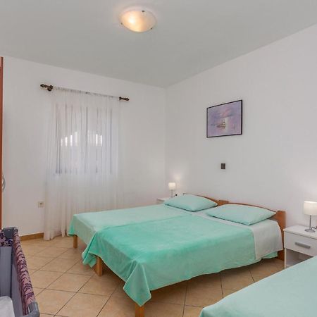 2 Bedroom Beautiful Apartment In 奥米沙利 外观 照片