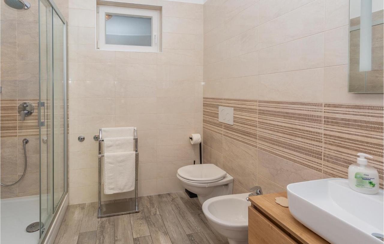 2 Bedroom Beautiful Apartment In 奥米沙利 外观 照片