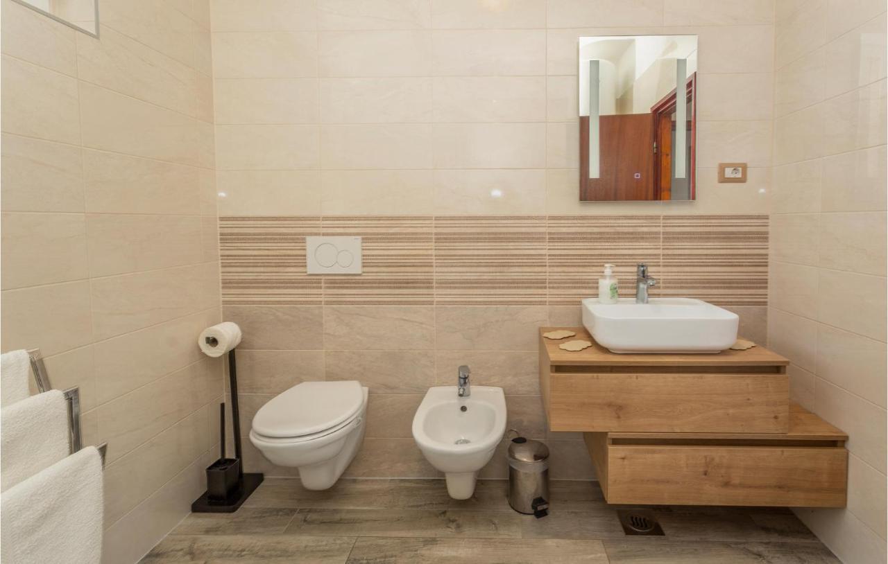 2 Bedroom Beautiful Apartment In 奥米沙利 外观 照片