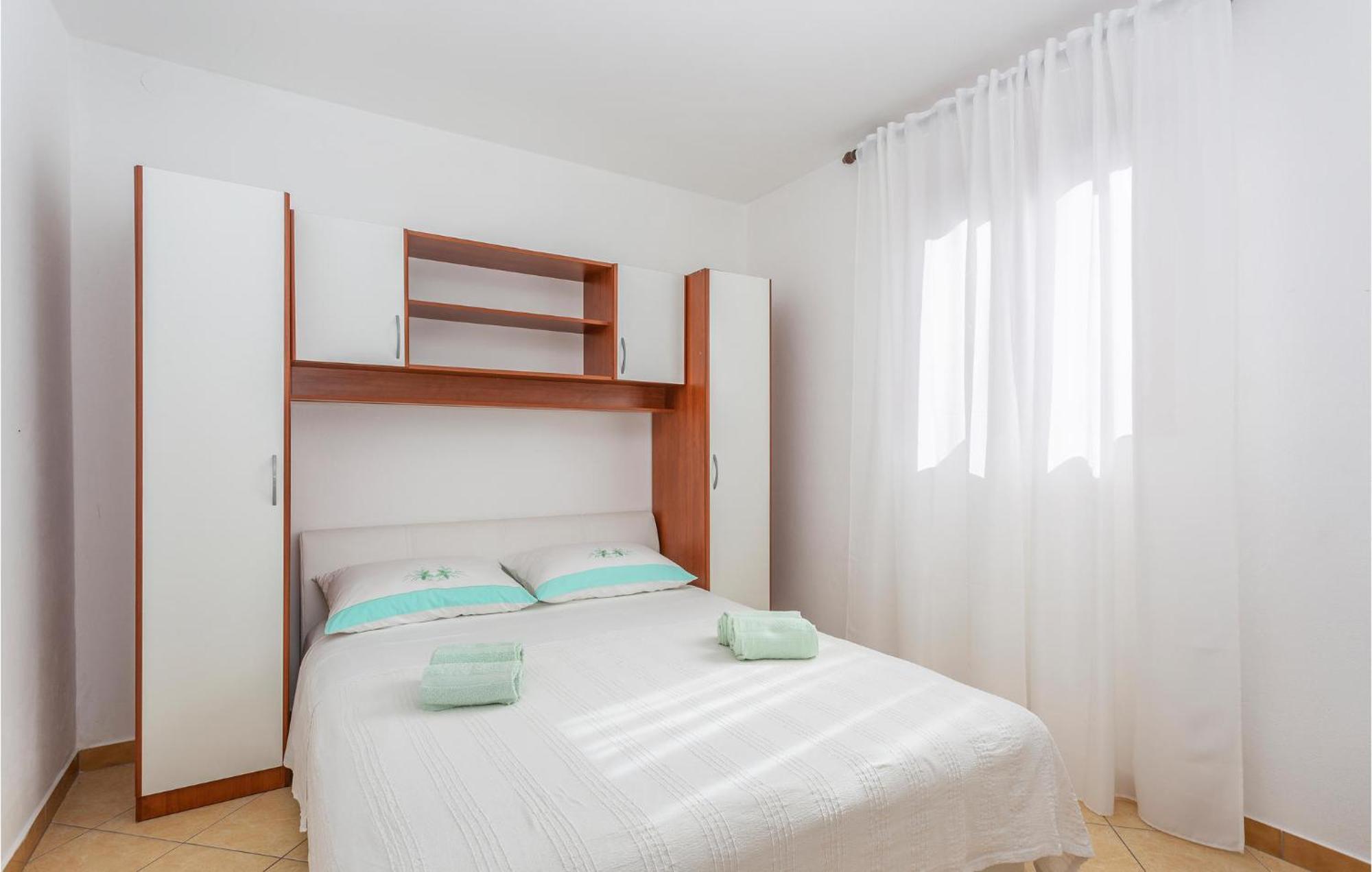 2 Bedroom Beautiful Apartment In 奥米沙利 外观 照片