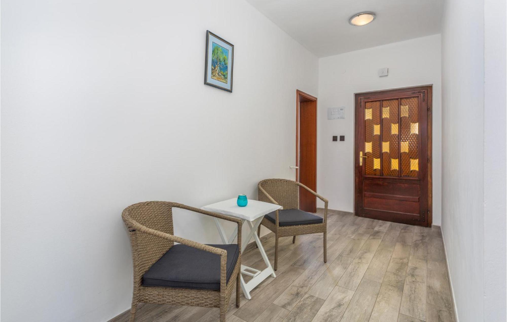 2 Bedroom Beautiful Apartment In 奥米沙利 外观 照片